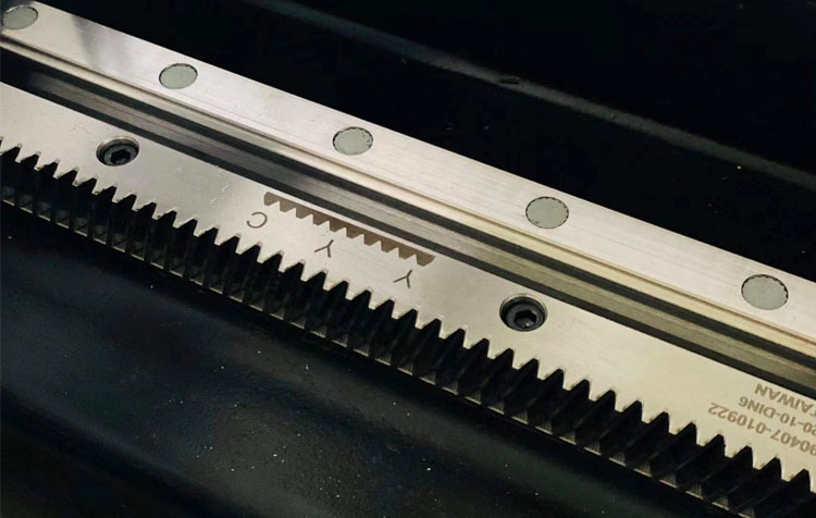 3015 фибер ласерска машина за сечење за брзо сечење на метални материјали од 1-6 мм
