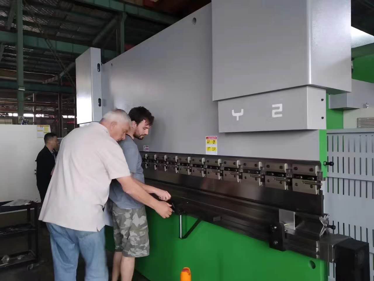 Машина за свиткување на метални челични лимови од 63 тони Cnc Хидраулична прес-кочница за обработка на метал