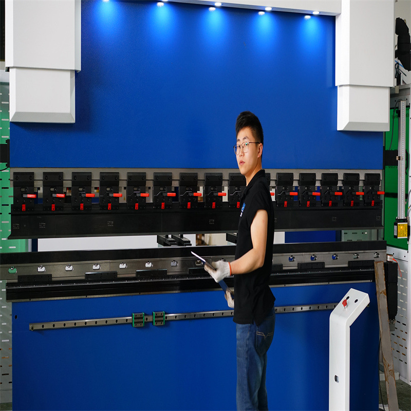 Кина 220t Cnc машина за свиткување 6 1 оска хидраулична преса на кочница Цена
