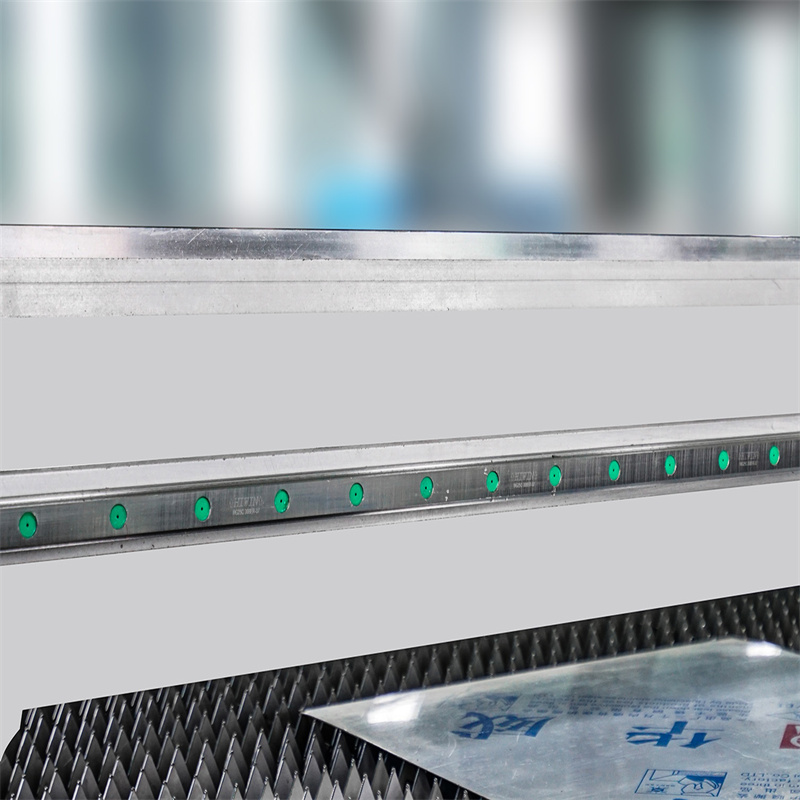 Кинеска железна машина за ласерско сечење Цена 4000W Машина за ласерско сечење со влакна од метален лим