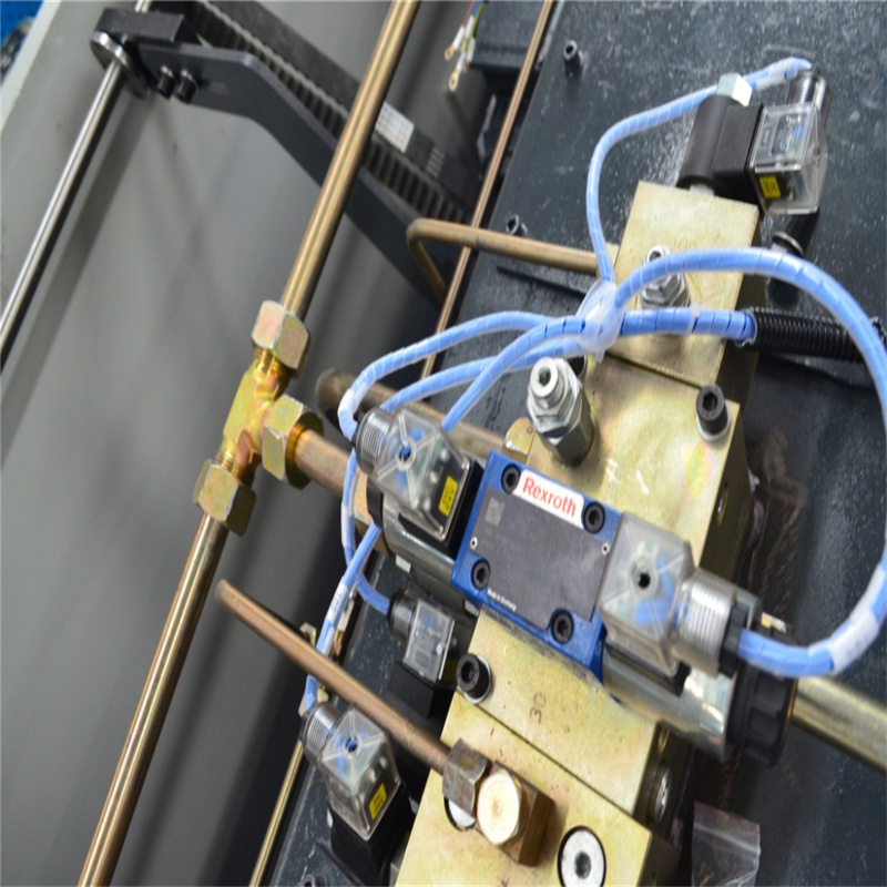 Wc67k 40t/1600 хидраулична машина за свиткување контролирана хидраулична кочница за преса на лим