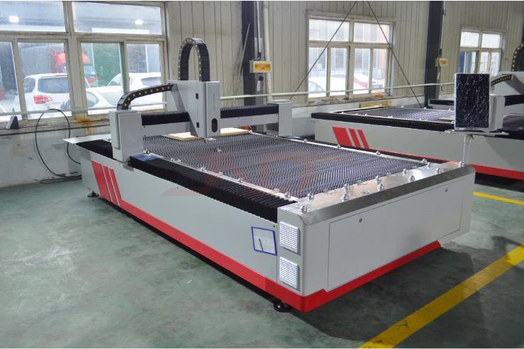 Cnc 2000w Ласерска машина за сечење влакна за индустриско сечење метални листови