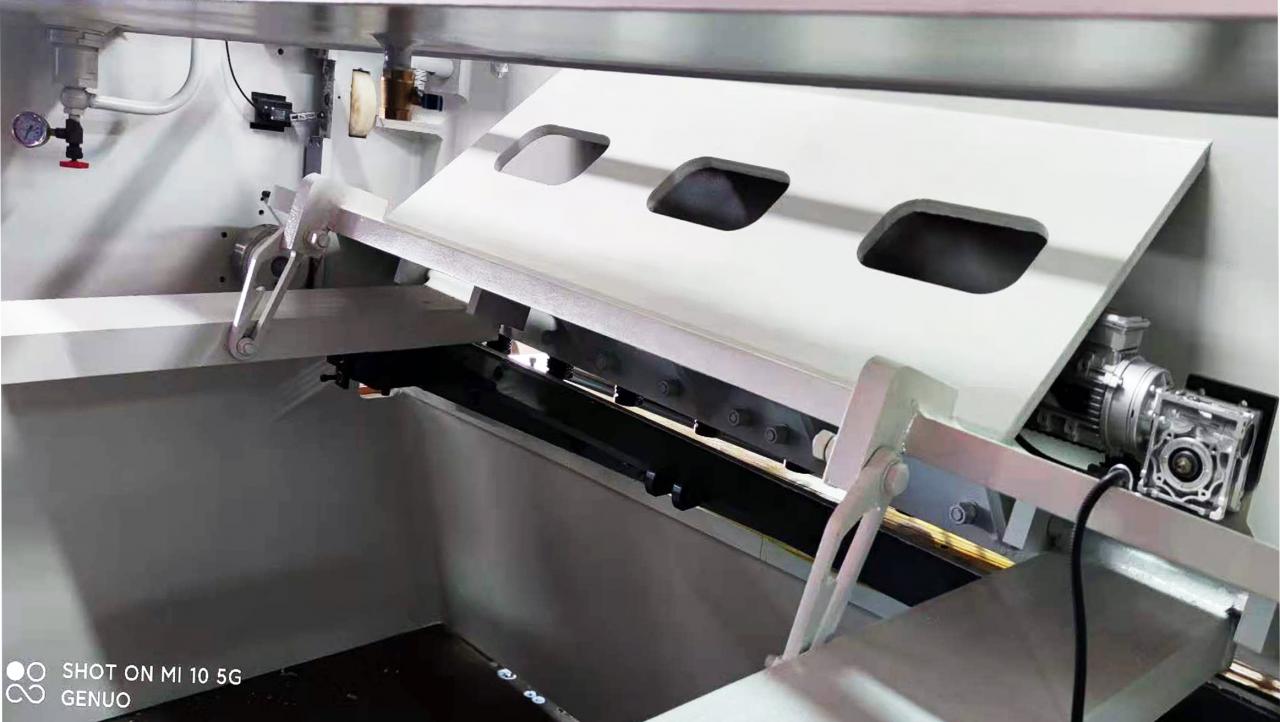Qc11k Хидраулична машина за стрижење и машина за стрижење гилотина за сечење лим
