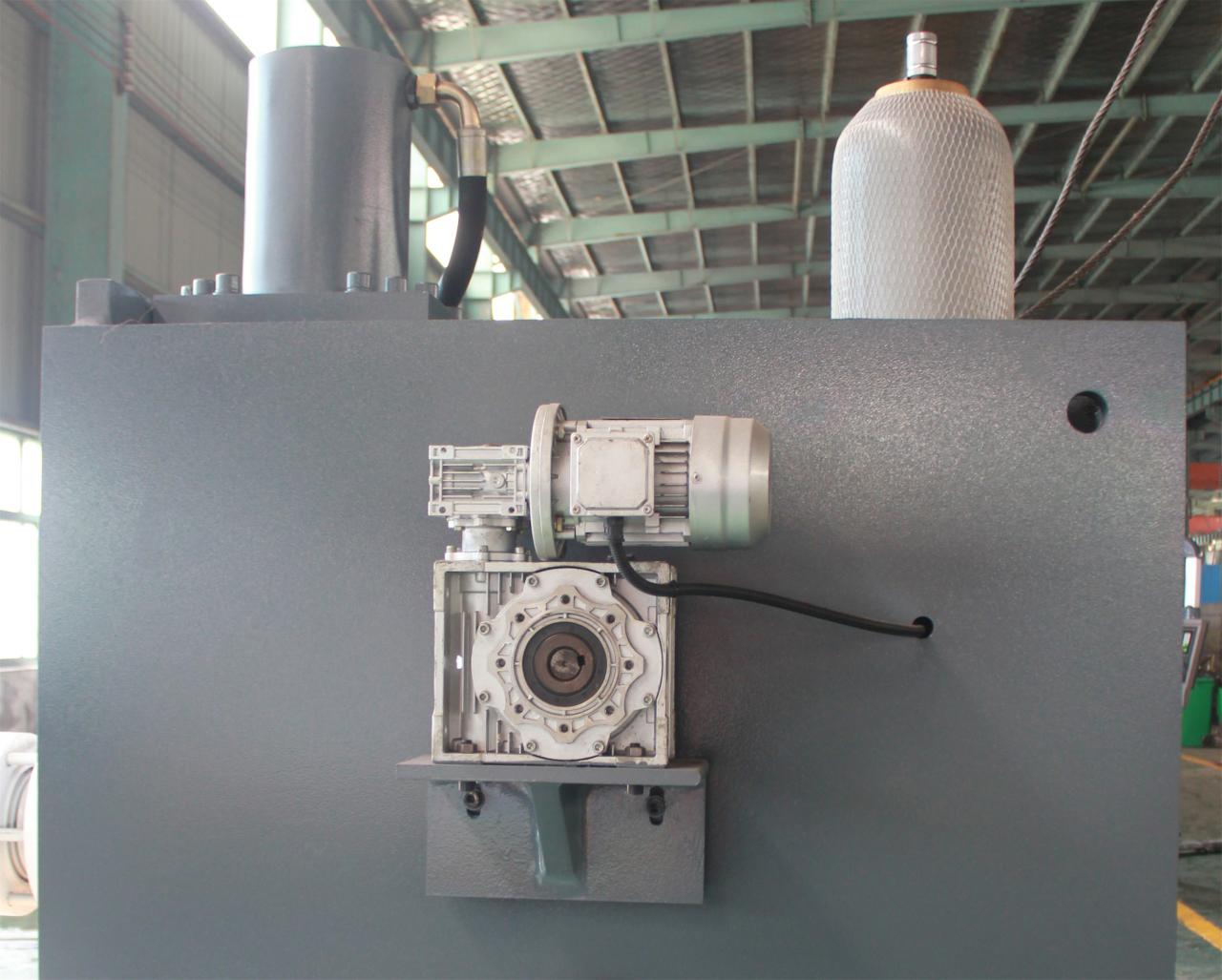 Се продава машина за стрижење со хидраулична гилотина од метална плоча Qc11y