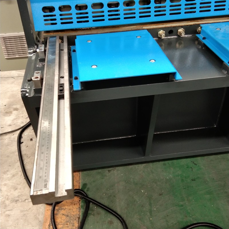 Qc12k-4x2500 Cnc Хидраулична прилагодена машина за сечење машина за стрижење