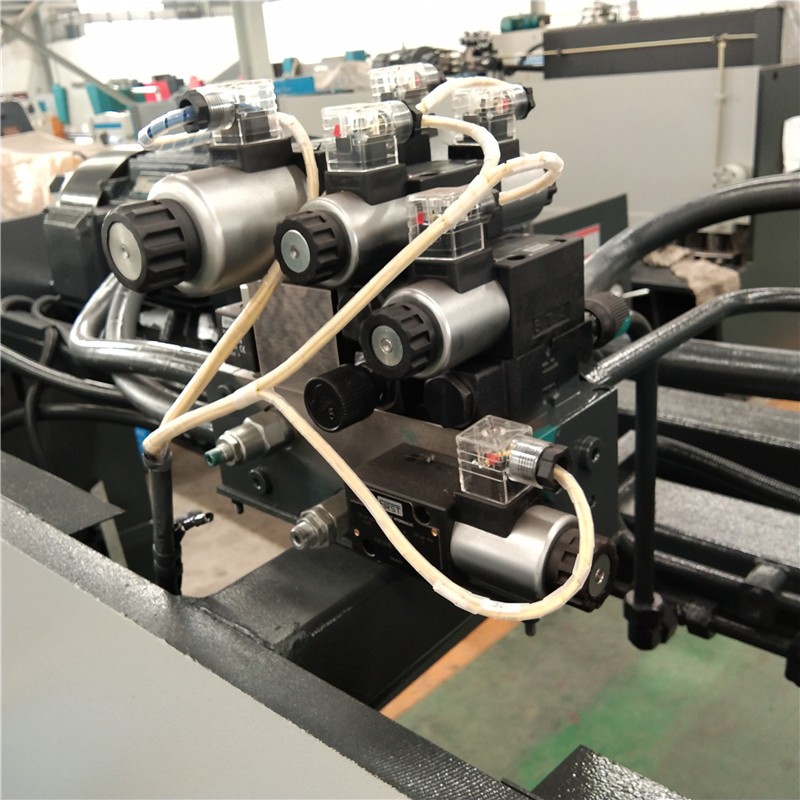 Qc12k-4x2500 Cnc Хидраулична прилагодена машина за сечење машина за стрижење