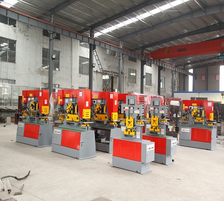 Се продава машина за засекување со агол за сечење челични плочи Хидраулична железарница